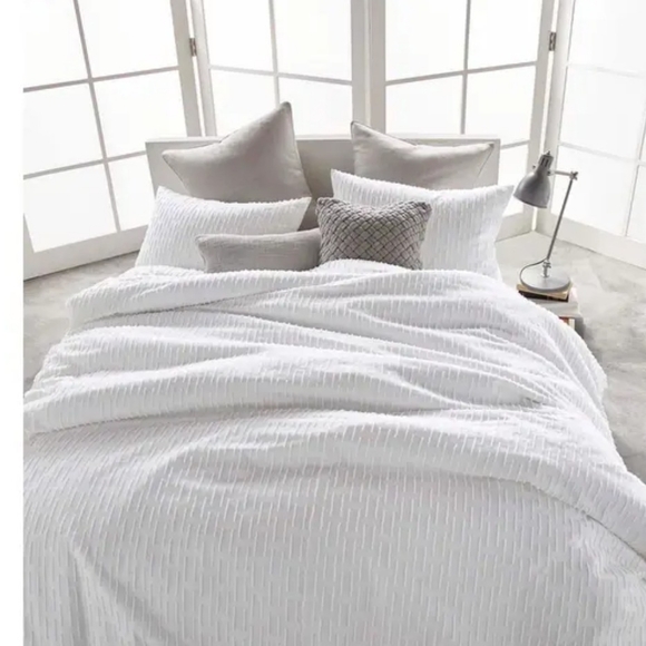 Dkny Other - DKNY Textural Pattern Cut Jacquard King Size Duvet Cover